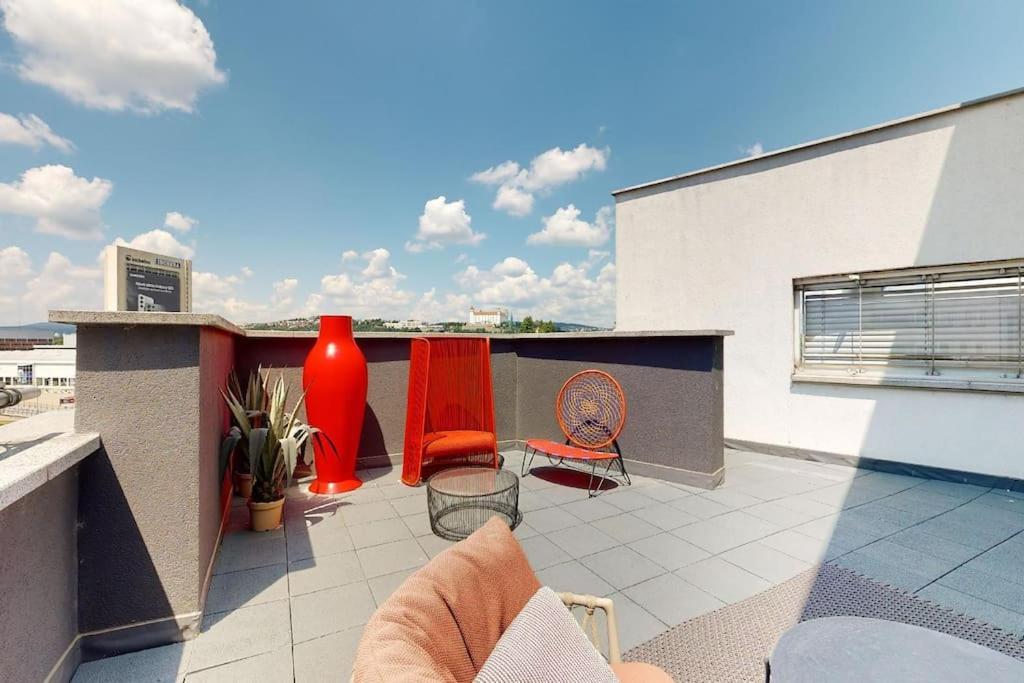 Stylovy Loft S Ohromnou Terasou Appartement Bratislava Buitenkant foto